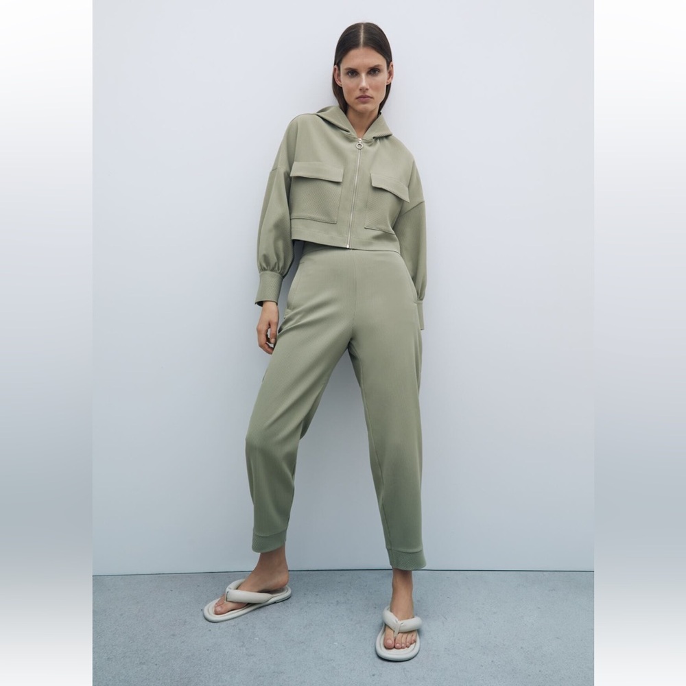Zara Co ord. Cropped hoodie and jogger pants. 1971/023